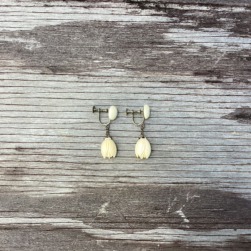 vintage carved PIKAKE screw-on bovine Hawaiian EARRINGS